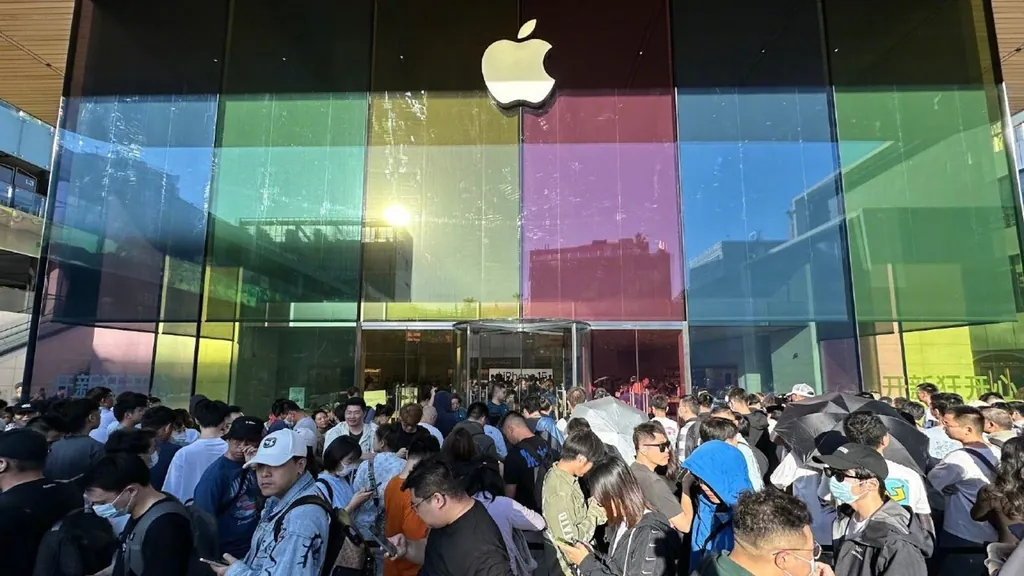 iPhone 15の先行予約受付開始、世界中のApple Storeに行列ができるc